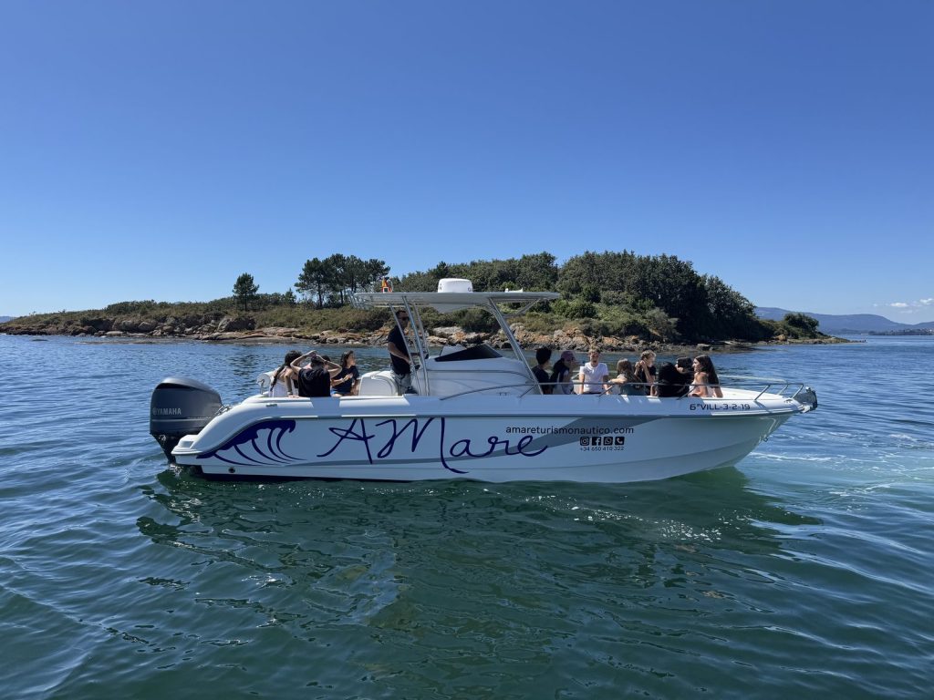 La lancha de Amare parada frente a una isla