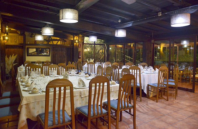 Comedor preparado para una comida de empresa
